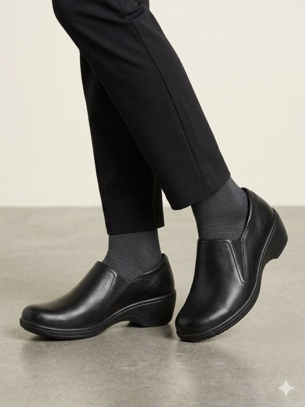 Clarks Women's Grasp Chime Black Leather Work Shoes Clogs Slip Resistant Size 7M